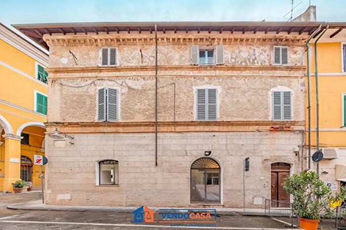 Appartamento quadrilocale in vendita in Via Camillo Benso di Cavour, Massa