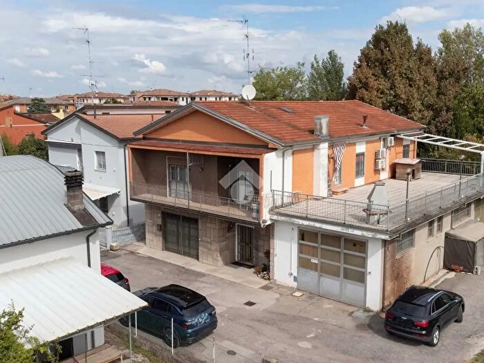 Casa con 7 locali in vendita in Via Niccolò Copernico, Cento