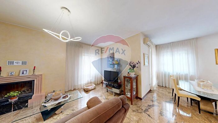 Appartamento con 5 locali in vendita in Via Castelletto, Paderno Dugnano