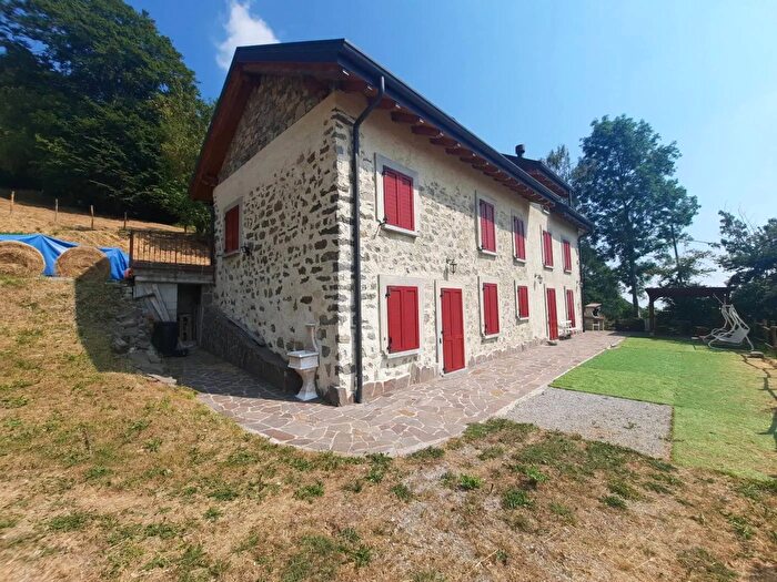 Casa con 8 locali in vendita in Via Forcella Bassa Carenno, Palazzago