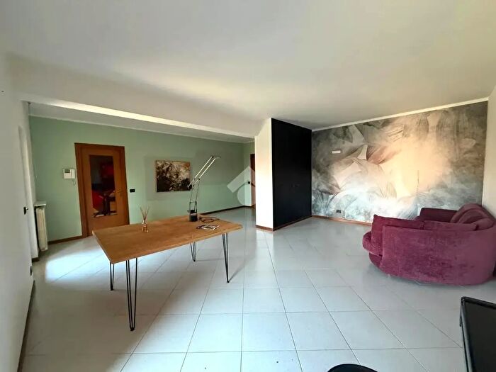 Appartamento trilocale in vendita in Via Canonici, Stezzano