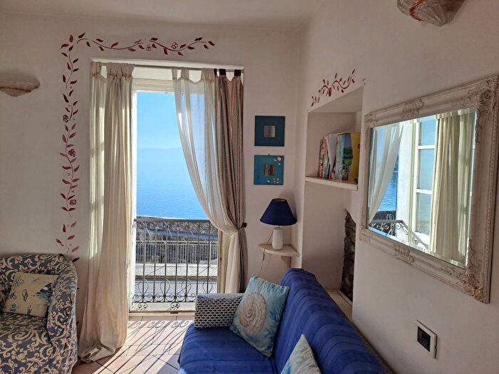 Appartamento trilocale in affitto in Via Regina, Centro, Domaso