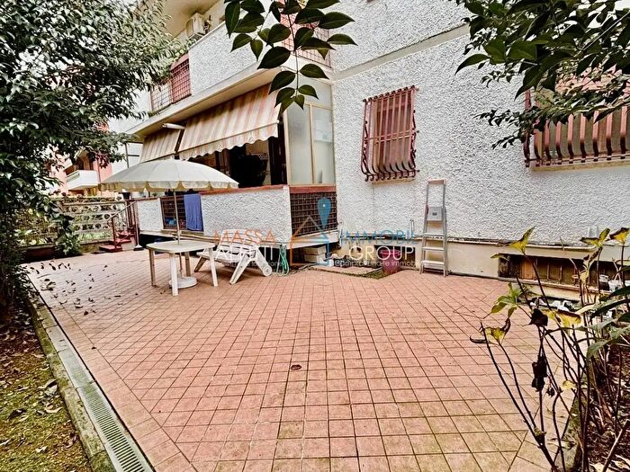 Appartamento quadrilocale in vendita in Via G Carducci, Massa