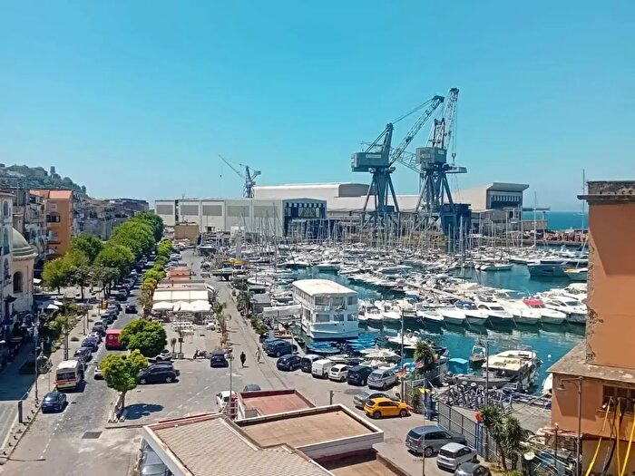 Appartamento trilocale in vendita in Via Giuseppe Bonito, Castellammare Di Stabia