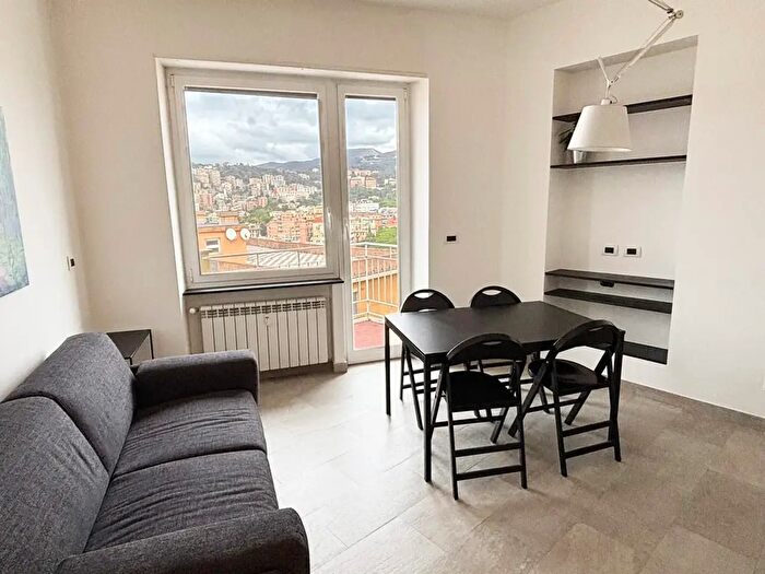 Appartamento trilocale in affitto in Via Montallegro a, Genova