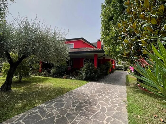 Casa con 5 locali in vendita in Via Vincenzo Bellini, Montegrotto Terme