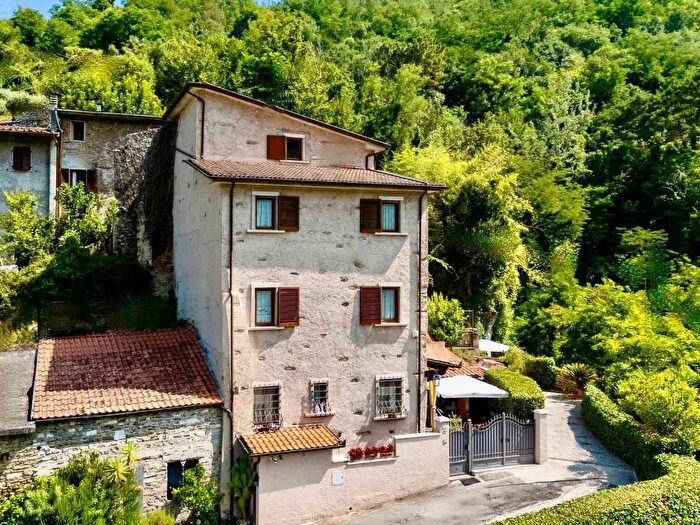 Casa con 9 locali in vendita in Pietrasanta