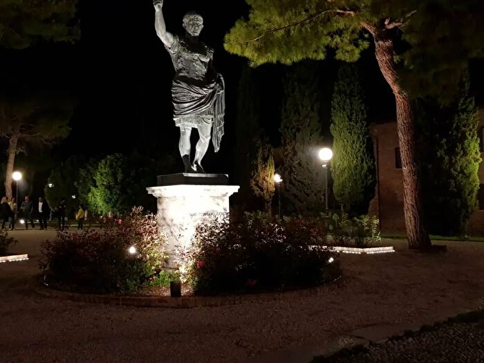 Casa con 8 locali in vendita in Via Arco d Augusto, Fano