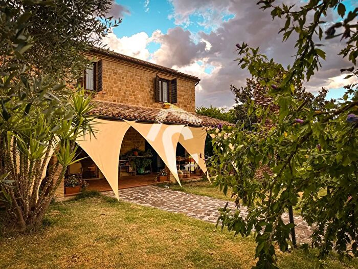 Casa con 6 locali in vendita in Monte Roberto