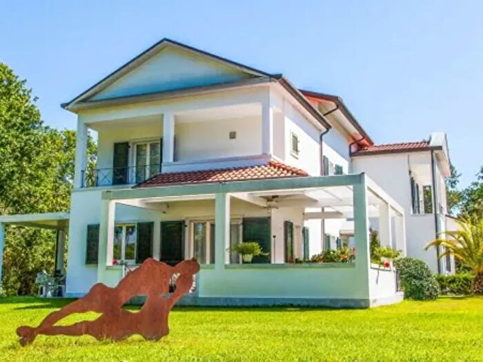 Casa con 6 locali in vendita in Massa