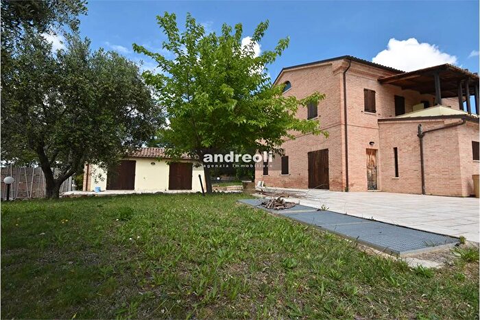 Casa con 6 locali in vendita in Monte San Vito