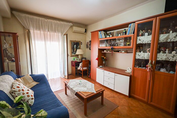 Appartamento trilocale in vendita in Via Tripoli, Aci Castello