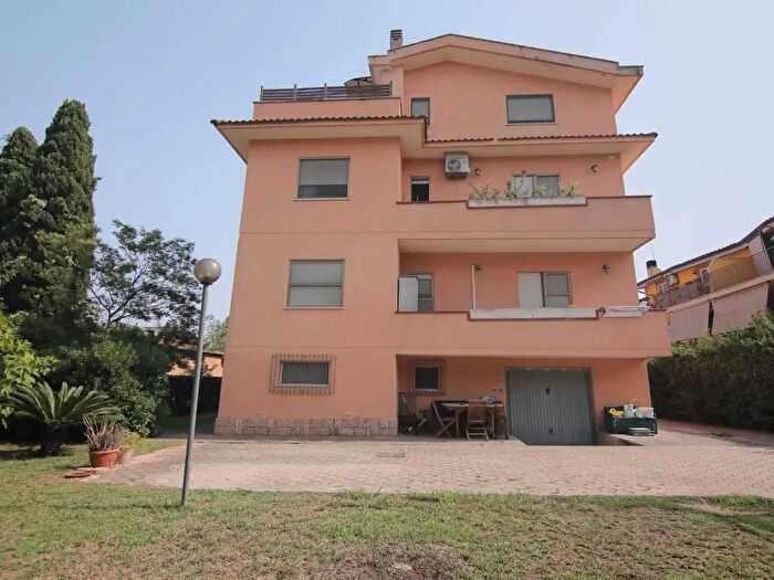 Appartamento trilocale in vendita in Via Luigi Biondi, Roma