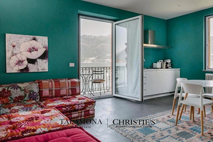 Appartamento trilocale in affitto in Brezzo Di Bedero