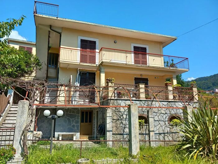 Appartamento con 6 locali in vendita in Uscio