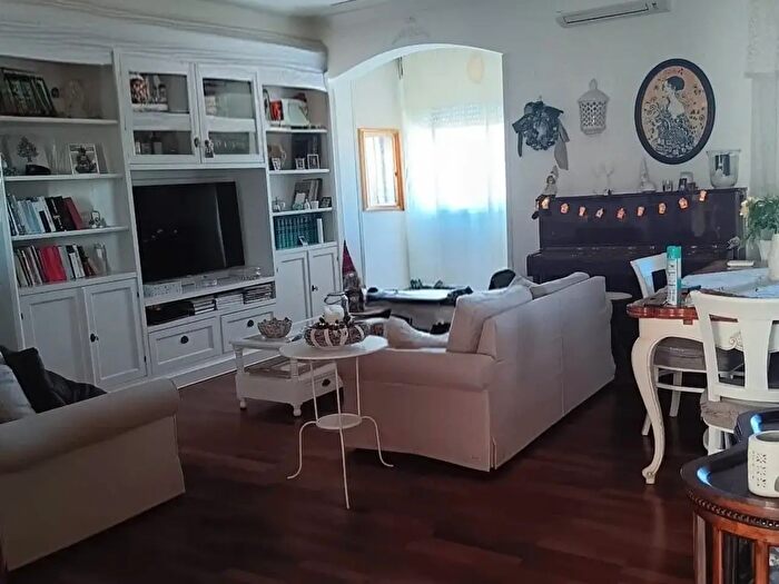 Appartamento trilocale in vendita in Largo Amedeo Avogadro, Brindisi