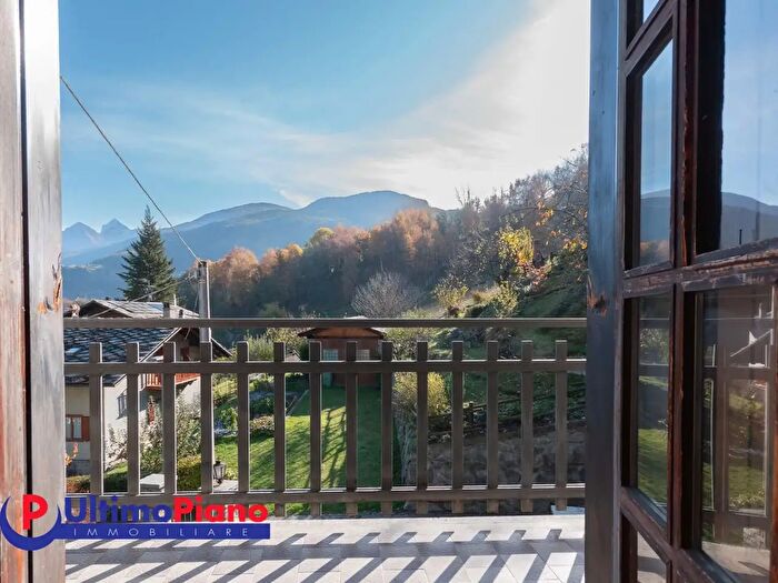 Casa con 13 locali in vendita in Frazione Villes Dessus, Introd