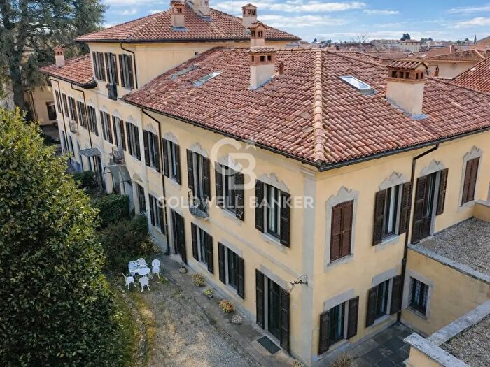 Casa quadrilocale in vendita in Via dei Bersaglieri, Carate Brianza