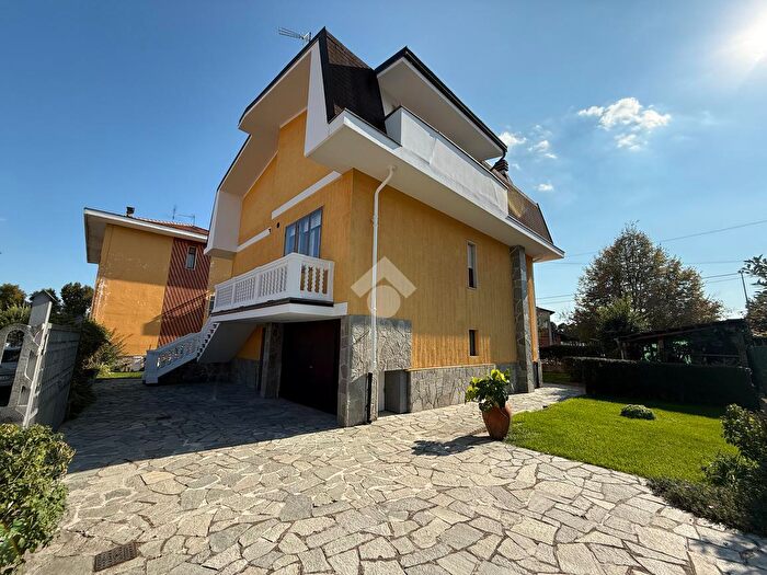 Casa con 10 locali in vendita in Via Trieste, Candiolo