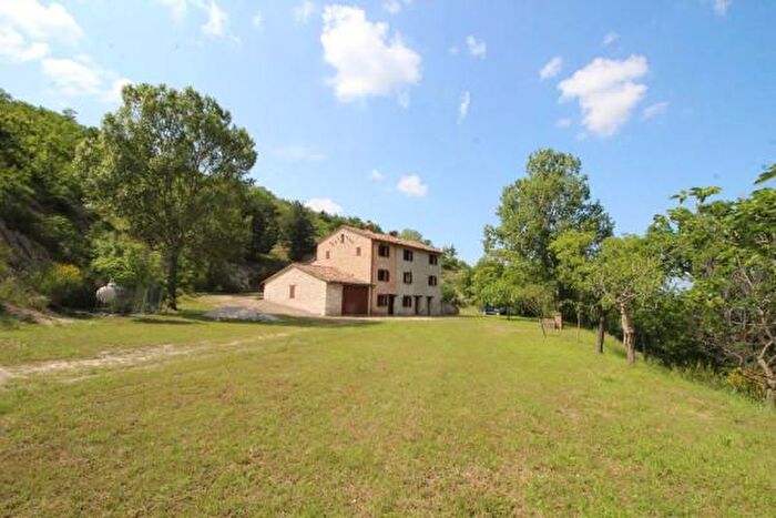 Casa con 6 locali in vendita in Urbania