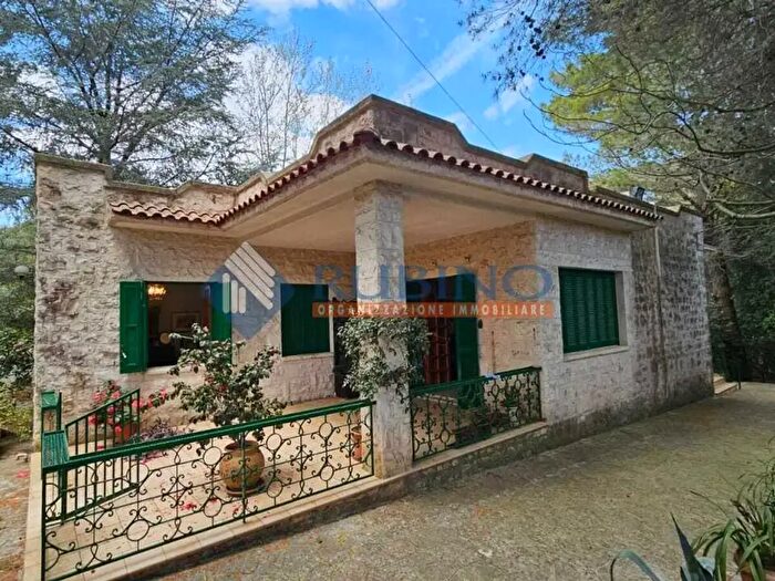 Casa quadrilocale in vendita in Viale del Minareto, Fasano