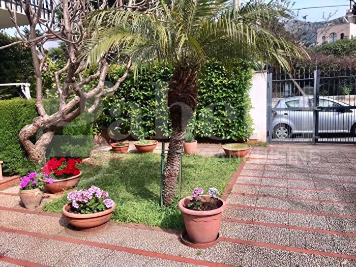 Casa trilocale in affitto in Viale Giunone, Mondello Valdesi, Palermo