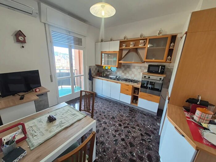 Appartamento con 5 locali in affitto in Via Davide Menini, Genova