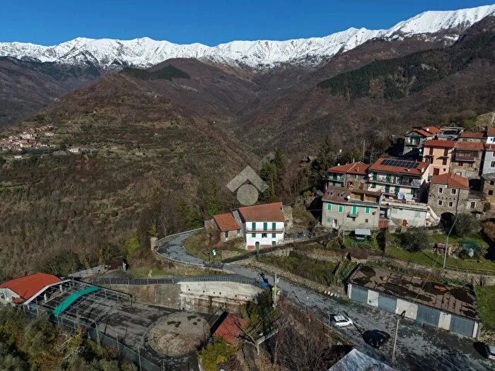 Appartamento con 9 locali in vendita in Via Generale Achille Emanuelli, Molini Di Triora