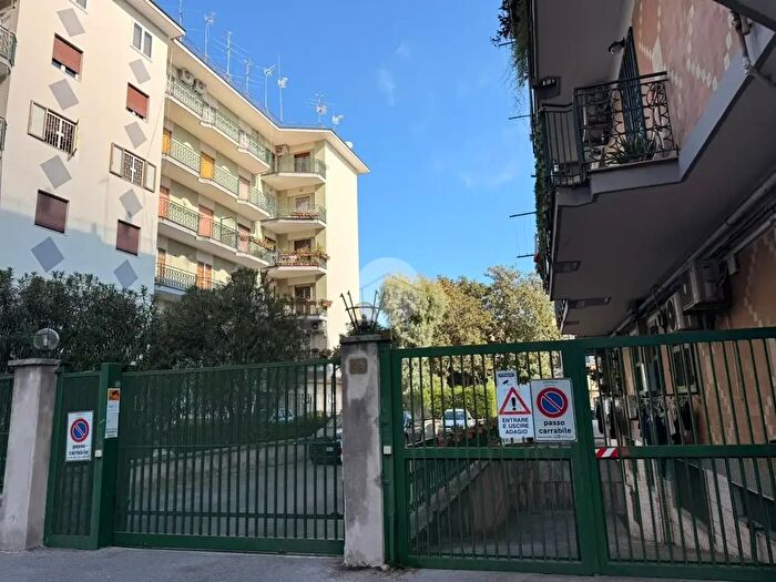 Appartamento con 6 locali in vendita in Traversa Michele Pietravalle, Napoli