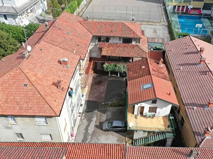 Casa con 15 locali in vendita in Via Giovanni da Cermenate, Cermenate