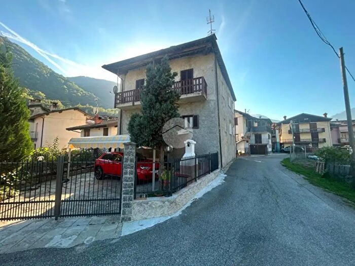 Casa con 8 locali in vendita in Frazione Praie, Locana