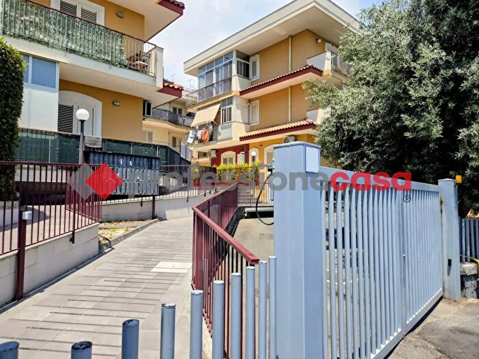 Appartamento trilocale in vendita in Aci Catena