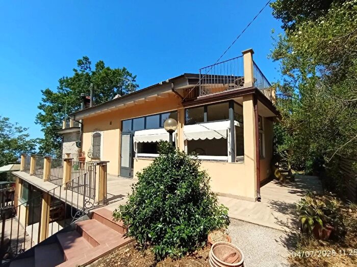 Casa con 11 locali in vendita in Camaiore