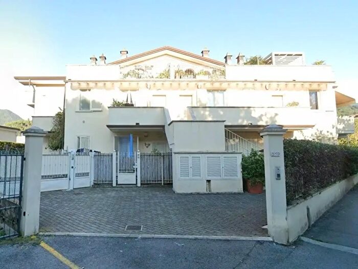 Casa con 6 locali in vendita in Massa