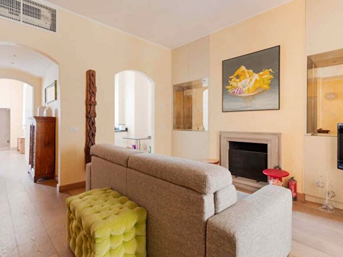Appartamento trilocale in affitto in Via Felice Cavallotti, Borgogna Largo Augusto, Milano