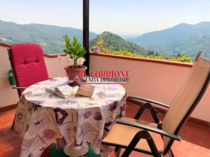 Casa con 6 locali in vendita in Via Val di Torbola, Pescia