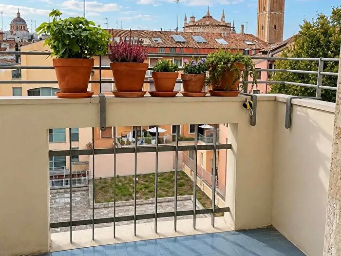Appartamento con 8 locali in vendita in Parma