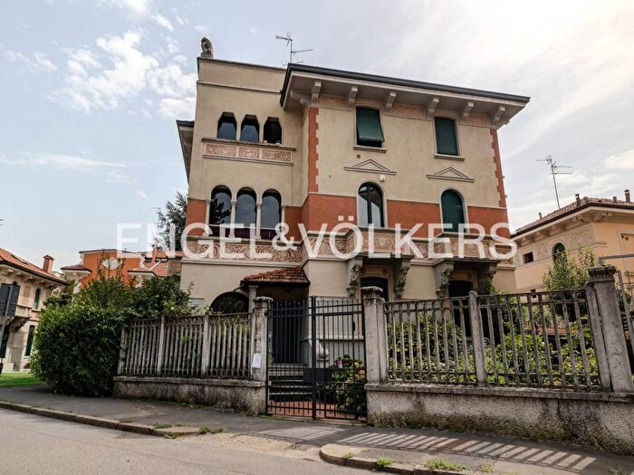 Appartamento trilocale in vendita in Via Vittorio Bersezio, Maggiolina, Milano