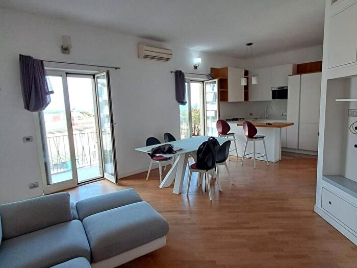 Appartamento trilocale in affitto in Via Luciano, Pozzuoli Alta, Pozzuoli