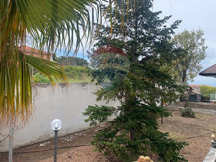 Casa con 12 locali in affitto in Belpasso