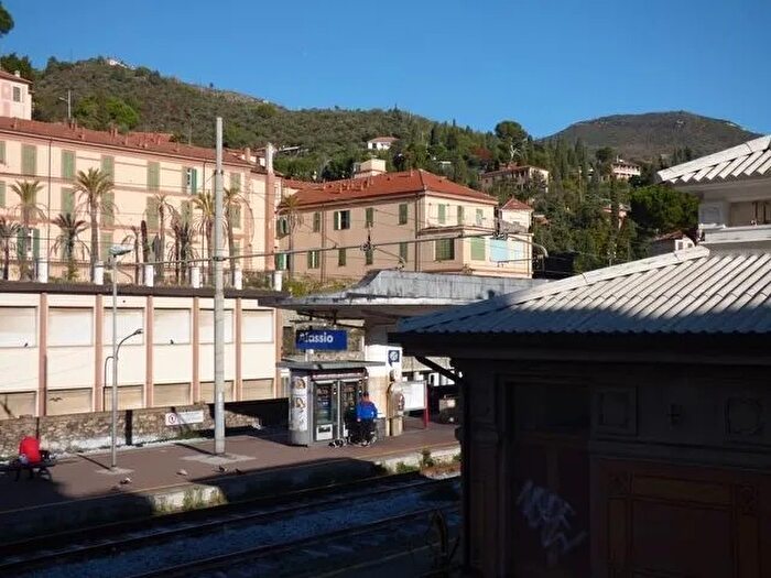 Appartamento trilocale in vendita in Via Robutti, Alassio