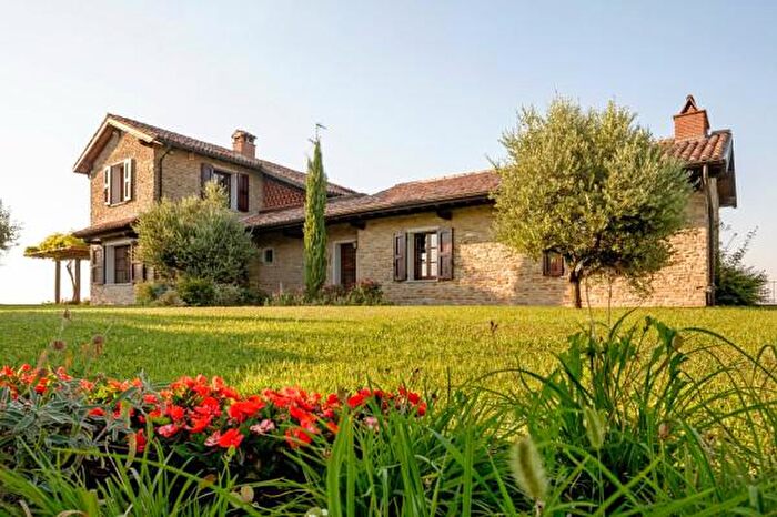 Casa con 6 locali in vendita in Via Roma, Montu Beccaria