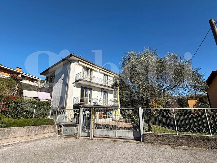 Casa con 6 locali in vendita in Via Como, Erba