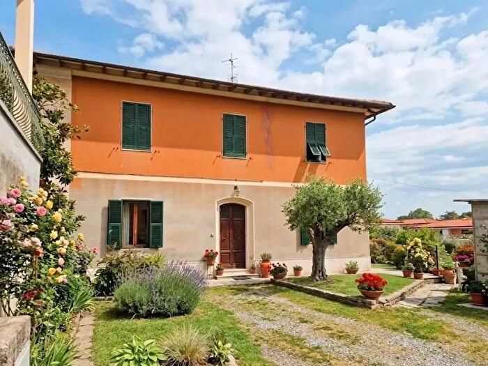 Casa con 7 locali in vendita in Collesalvetti