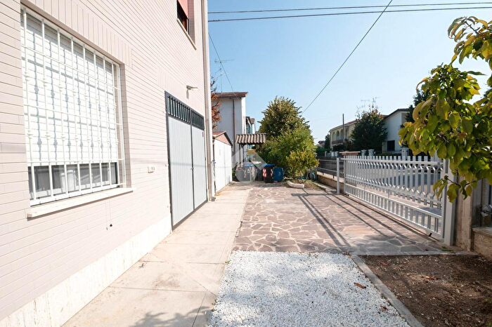 Appartamento quadrilocale in vendita in Via Chiesa Vecchia, Carpi