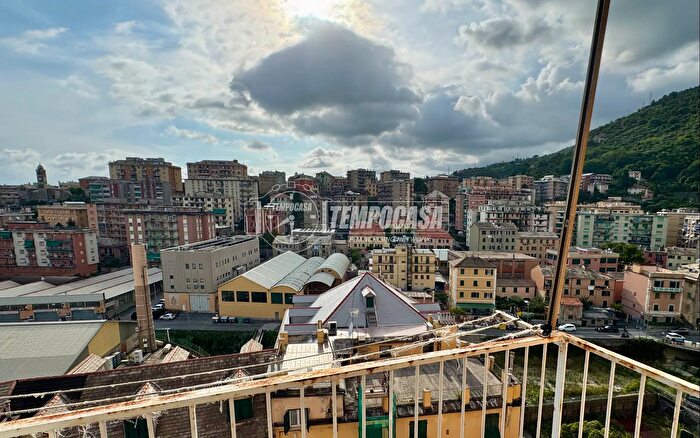 Appartamento trilocale in vendita in Via Santa Maria del Priano, Genova