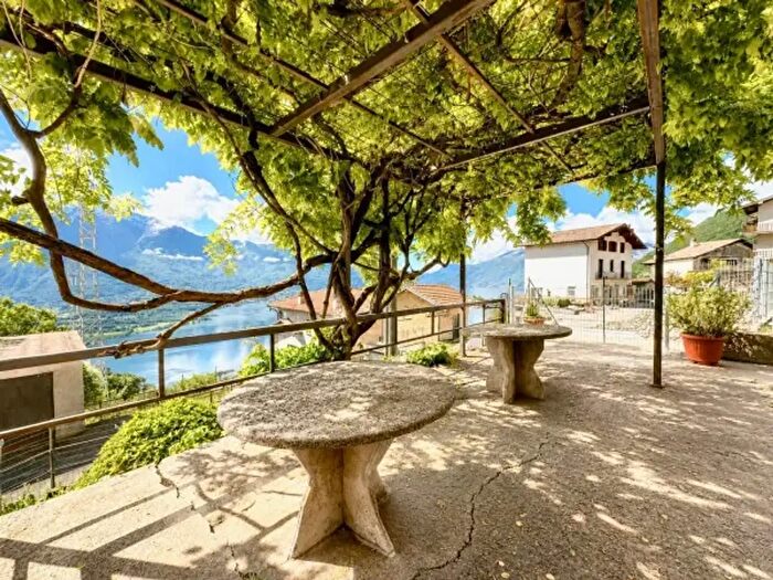 Appartamento quadrilocale in vendita in Strada Provinciale di Montemezzo, Gera Lario