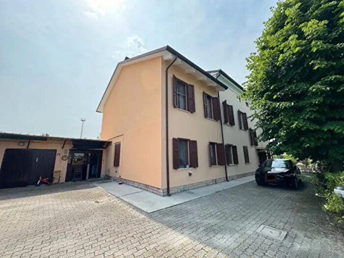 Casa con 5 locali in vendita in Mirandola