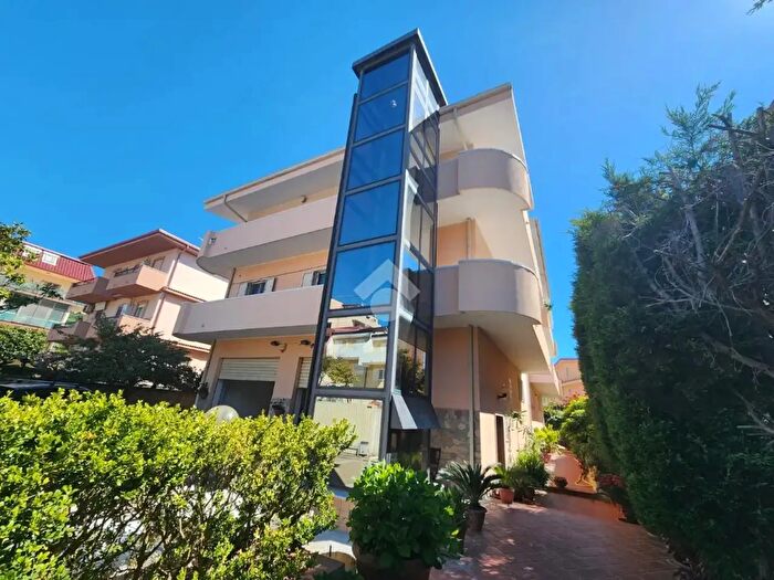 Appartamento quadrilocale in affitto in Via Trav VIII Crotone, Catanzaro