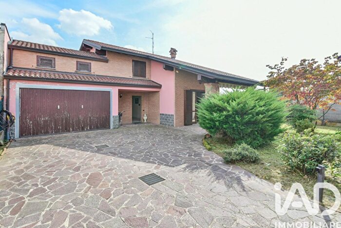 Casa quadrilocale in vendita in Via Alessandro Volta, Mozzate